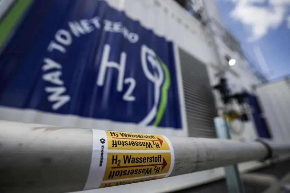 Hydrogen supply equipment and a hydrogen-marked pipe aboard a vessel